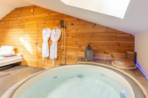 Koupelna v ubytování Le Lov't - Suite avec jacuzzi + 33 fotografií