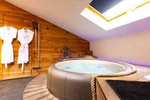 Fotografie z fotogalerie ubytování Le Lov't - Suite avec jacuzzi v destinaci Spontin