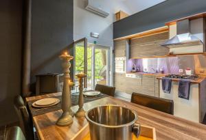Kuchyň nebo kuchyňský kout v ubytování Le Lov't - Suite avec jacuzzi