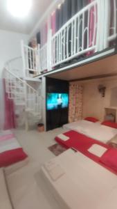 Katil atau katil-katil dalam bilik di A Touch of Pink Secret Eco Retreat with Pool, Starlink WiFi, Netflix, Mountain Views - Peaceful Stay in Puerto Princesa Near Underground River, Firefly Watching, and Waterfalls - Perfect Stop Between El Nido, Port Barton, and Puerto City - Scooter Rental