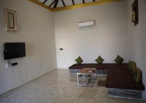 a living room with a couch and a tv at CLUB 21 by Sariska Fun City, Alwar in Mācheri