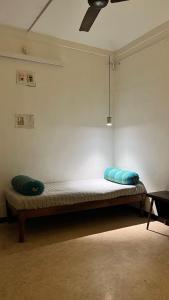 uma cama num quarto com duas almofadas em Apartment Near Indiranagar Metro Station. em Bangalore