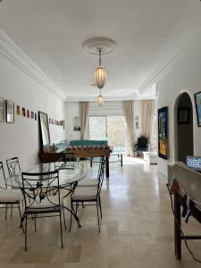 uma sala de estar com mesa de bilhar e cadeiras em Blue Beach Hostel em Soliman