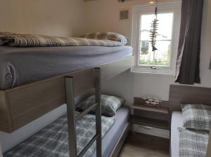 Postel nebo postele na pokoji v ubytování GEZELLIGE ZEEMEEUW Bed by the Sea