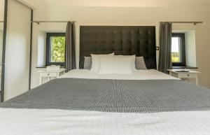 Postel nebo postele na pokoji v ubytování Le Fermage - logement avec piscine, sauna et jacuzzi
