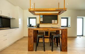 Kuchyň nebo kuchyňský kout v ubytování Le Fermage - logement avec piscine, sauna et jacuzzi