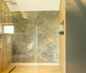 Koupelna v ubytování Le Fermage - logement avec piscine, sauna et jacuzzi
