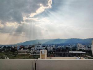 uma vista para uma cidade a partir do telhado de um edifício em The Home Mars call 8O882-37972 em Mysore