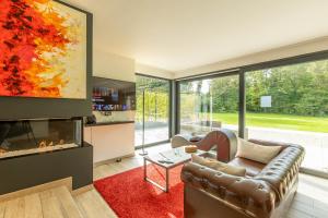 Posezení v ubytování Le Fermage - logement avec piscine, sauna et jacuzzi