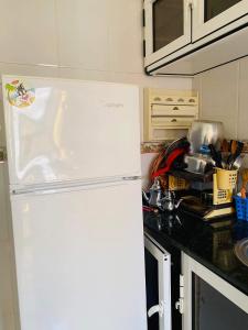 una cucina con frigorifero bianco di Nador Bel Appart a Nador
