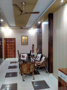 Vishal's homestay في Rāja Sānsi: غرفة طعام مع طاولة وكراسي وسقف
