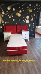 - une chambre avec un lit rouge et un mur noir dans l'établissement City Center Promo, à Bruxelles
