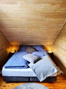 Postel nebo postele na pokoji v ubytování Gemütliche Hütte direkt am Fjord