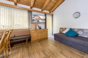 ein Wohnzimmer mit einem Sofa und einem Tisch in der Unterkunft Apart Rudigier in Kappl