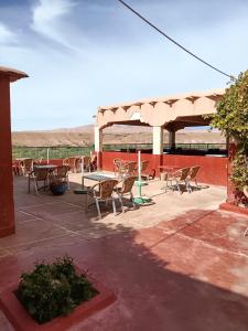 d'une terrasse avec une table et des chaises ainsi qu'un toit. dans l'établissement Kasbah Tasseurte, à Kelaat-M'Gouna