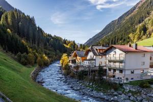 una casa junto a un río en un valle en Apart Rudigier, en Kappl