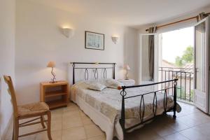 A bed or beds in a room at Villa le Citronnier Cote d'Azur