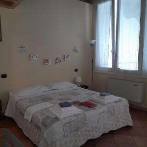 een slaapkamer met een bed met handdoeken erop bij B&B Casa Pascolone in Pegognaga
