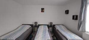 מיטה או מיטות בחדר ב-Blu Home/Ferienwohnung
