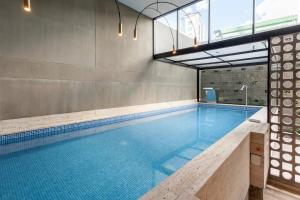 ein großer Pool in einem Gebäude mit Pool in der Unterkunft Bright luxurious flat with stunning view workspace in Bogotá