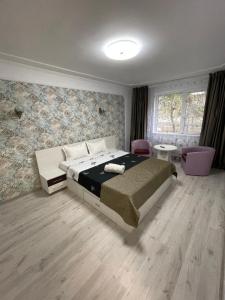 a bedroom with a large bed in a room at Garsoniera Cristina in Bucharest