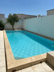 uma piscina ao lado de um edifício em Blue Beach Hostel em Soliman