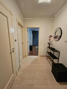 um corredor com um quarto com um hallwayngth em Royal Place 2 bedrooms Apartment Wilanów em Varsóvia