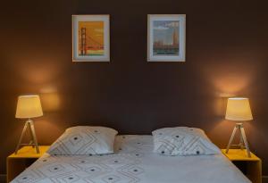 um quarto com uma cama com dois candeeiros em Le Gramont - Grand appartement design, 3 chambres, Centre Ville em Vichy