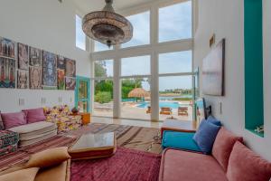 - un salon avec un canapé et une grande fenêtre dans l'établissement Stunning Villa for Rent in El Gouna HEATED PRIVATE POOL, à Hurghada