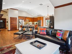 - un salon avec un canapé et une table dans l'établissement Cozy Penthouse W Fireplace, Wifi, Gourmet Kitchen, à South Lake Tahoe