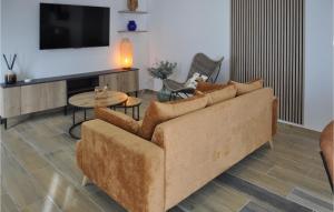 ein Wohnzimmer mit einem Sofa und einem Tisch in der Unterkunft Lovely Home In Bedarrides With Swimming Pool in Bédarrides