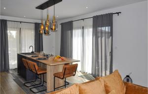 uma cozinha e sala de estar com mesa e cadeiras em Lovely Home In Bedarrides With Swimming Pool em Bédarrides