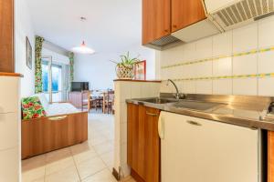 una cucina con lavandino e piano di lavoro di Giannella Beach Residence Apartment a Giannella