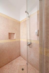 W łazience znajduje się prysznic ze szklanymi drzwiami. w obiekcie Stunning Villa for Rent in El Gouna HEATED PRIVATE POOL w mieście Hurghada