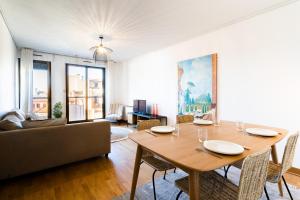 a living room with a table and a couch at L'Aérien- Parking- Centre ville - Calme in Toulouse