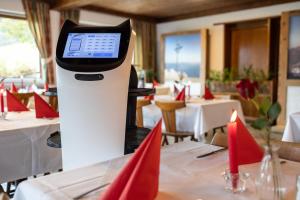 um restaurante com mesas com guardanapos vermelhos e uma balança em Gasthof zum Sessellift em Mitterbach