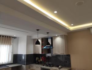 uma cozinha com tecto com luzes em Appartement de luxe près de la mer em Nabeul