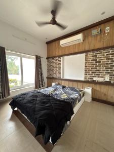 um quarto com uma cama e uma ventoinha de tecto em Zen Studio Apartment em Karaikal