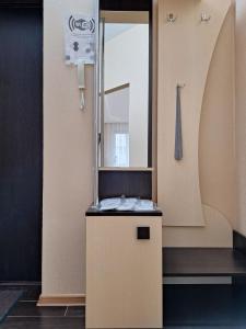 a bathroom with a sink and a mirror at Велике ліжечко на Садовому. Мережа Alex Apartments. Цілодобове безконтактне заселення in Poltava