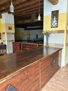 um bar com um balcão de madeira num quarto em Agriturismo La Rasdora em Porto Mantovano