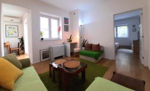 斯特鲁加Central Modern Apt with Garden的带沙发和桌子的客厅