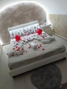 Un dormitorio con una cama con pastillas rojas. en Valentine’s Suite, en Catania