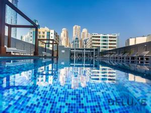 Bazén v ubytování Peaceful Studio in Studio One Dubai Marina by Deluxe Holiday Homes nebo v jeho okolí