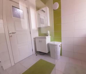 Central Modern Apt with Garden的一间浴室