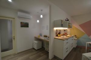 A kitchen or kitchenette at La Coccinella