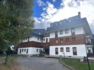 duży biały budynek z wieloma oknami w obiekcie Snow peak w mieście Ponte di Legno