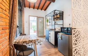 cocina con mesa, sillas y barra en Gorgeous Apartment In Rignano Sullarno With House A Panoramic View, en Rignano sullʼArno