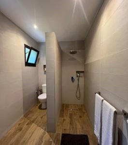 La salle de bains est pourvue de toilettes et d'une fenêtre. dans l'établissement Relais De Mantadia, à Andasibe