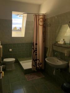 FüzérradványにあるKorona Panzióのバスルーム(シャワー、洗面台、トイレ付)