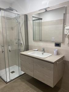 La salle de bains est pourvue d'un lavabo et d'une douche. dans l'établissement MASO CLENA, à Balbido-rango